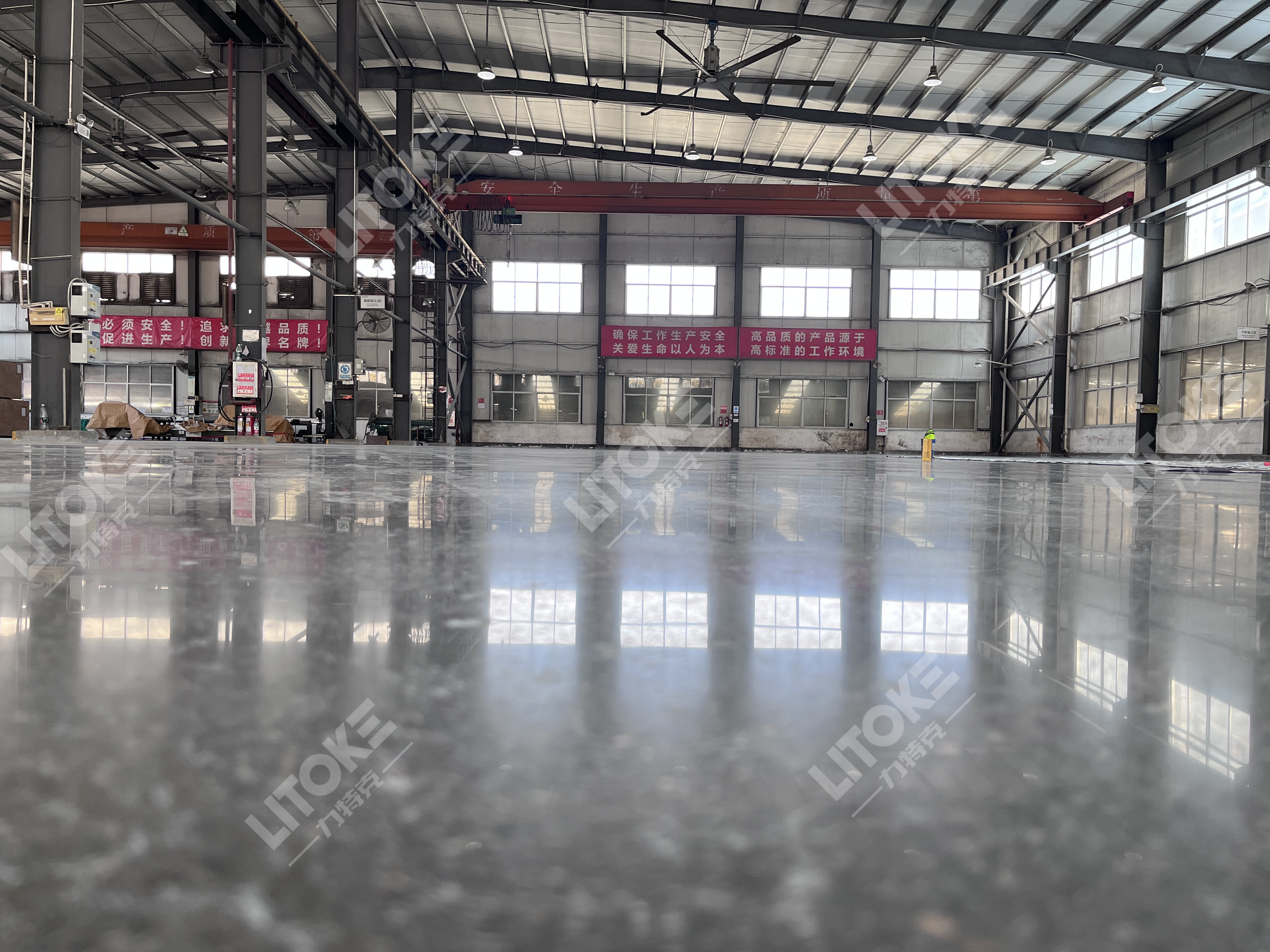 工廠車間地面起砂起灰嚴(yán)重？5大高效解決方案徹底告別粉塵困擾！